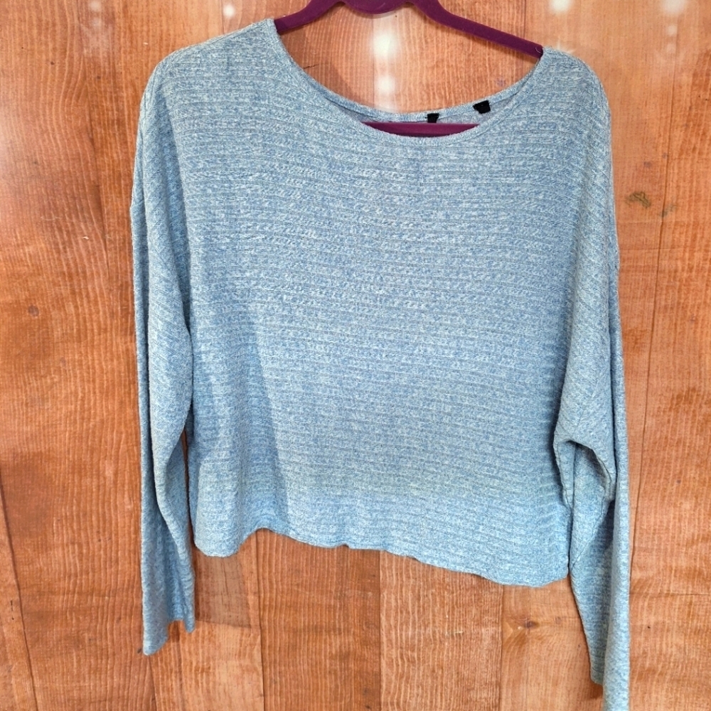 LIGHT BLUE CROPPED SWEATER SIZE MEDIUM